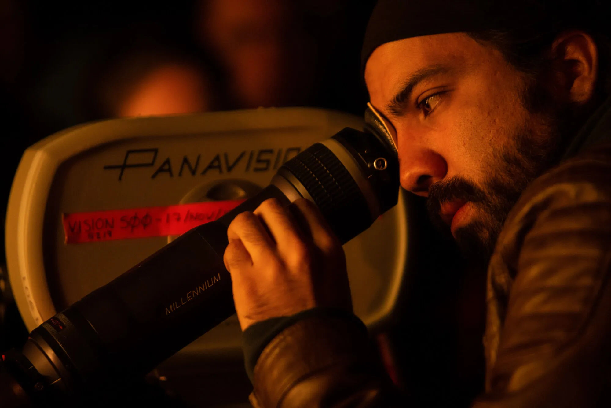 Daniel Blanco mirando por el visor de una cámara Panavision