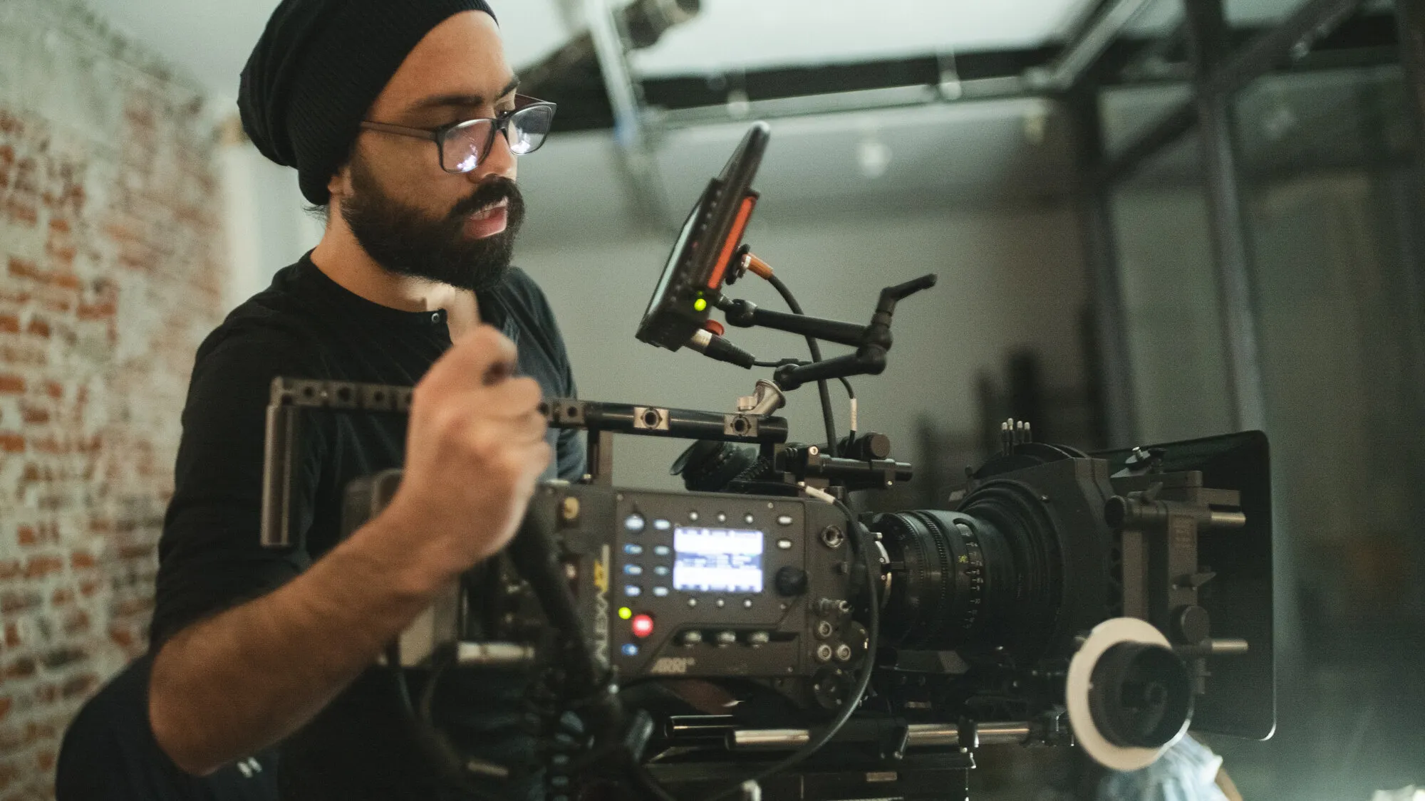 Daniel Blanco operando una cámara de cine